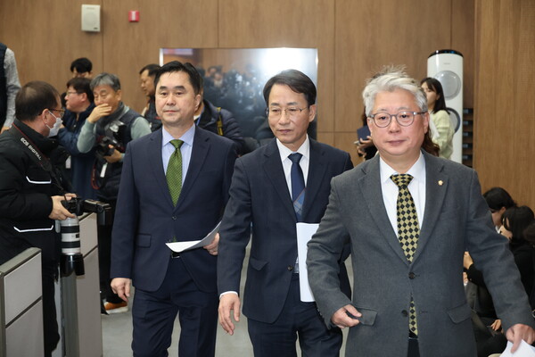 더불어민주당 비이재명계 모임인 '원칙과 상식' 김종민(맨 왼쪽), 이원욱, 조응천(맨 오른쪽) 의원이 10일 국회에서 탈당 기자회견을 하기 위해 입장하고 있다. [사진=연합뉴스]