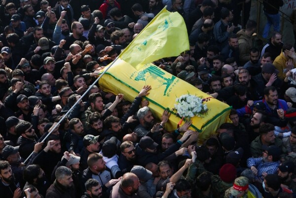 9일(현지시간) 레바논 키르베트 셀렘에서 열린 헤즈볼라 정예부대 라드완 위삼 알-타윌 사령관 장례식 [사진=로이터=연합뉴스]