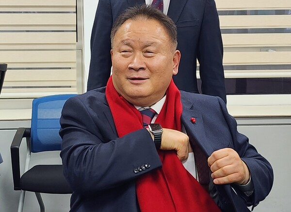 더불어민주당을 탈당해 국민의힘에 입당한 이상민 의원이 10일 오후 대전시 서구 대전시의회에서 기자회견을 마친 뒤 붉은 목도리를 두르고 있다. [사진=연합뉴스]