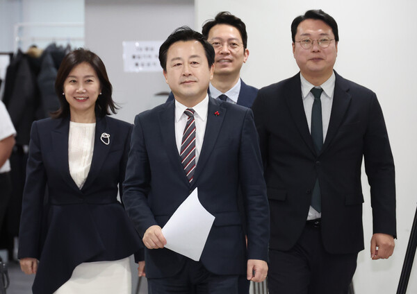 김용남 국민의힘 전 의원(가운데)이 12일 국회에서 탈당 및 개혁신당 합류 기자회견을 위해 걸어오고 있다.오른쪽부터 개혁신당 천하람, 이기인, 김 전 의원, 허은아 공동 창당준비위원장. [사진=연합뉴스]