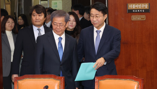 더불어민주당 임혁백 총선 공천관리위원장이 12일 국회 당대표실에서 열린 1차 중앙당 공직선거 후보자 추천관리위원 회의에 입장하고 있다. [사진=연합뉴스]