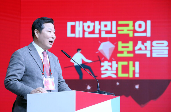 국민의힘 이철규 인재영입위원장이 19일 오후 서울 강서구 ASSA 스튜디오에서 열린 국민인재 토크콘서트 '대한민국의 보석을 찾다'에서 인사말을 하고 있다. [사진=연합뉴스]