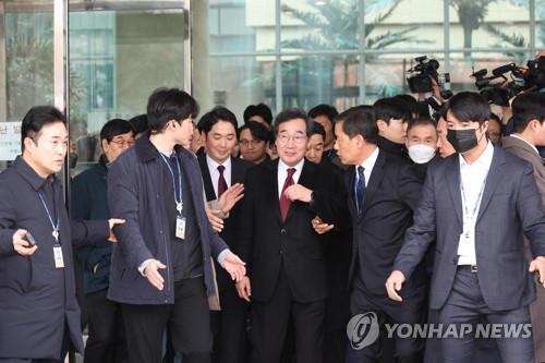 더불어민주당 이낙연 전 대표가 11일 국회에서 기자회견을 열고 탈당 및 신당 창당을 선언한 뒤 지지자들에게 둘러싸인 채 회견장을 나서고 있다. [사진=연합뉴스]