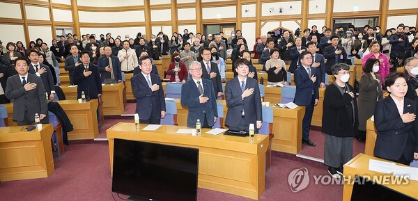 14일 국회 의원회관에서 열린 '미래대연합' 창준위 발기인 대회에 이낙연 전 대표, 이준석 개혁신당 정강정책위원장, 금태섭 새로운선택 공동대표, 향향자 한국의미래 대표 등 제3지대 인사들이 대거 참석해 '제3지대 연대' 의지를 다졌다. [사진=연합뉴스]