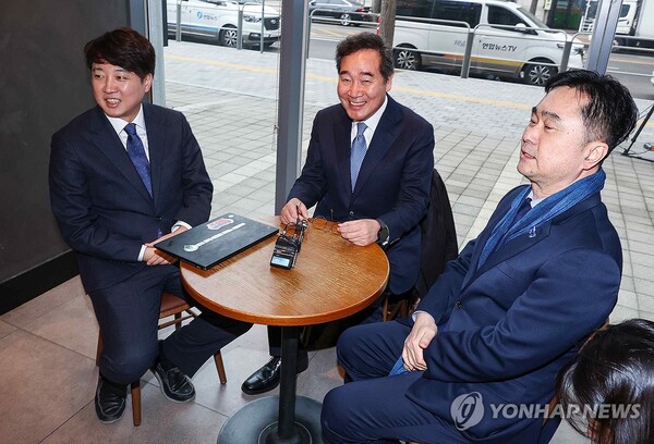 14일 여의도에서 열린 첫 3차 회동에서 이낙연·이준석·김종민 의원이 대화를 나누고 있다. [사진=연합뉴스]