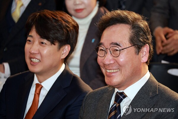 16일 이낙연 전 총리가 주도하는 '새로운미래' 창당준비위에서 개혁신당(가칭) 이준석 정강정책위원장과 함께 웃고 있다. [사진=연합뉴스]