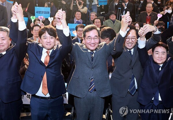 16일 이낙연 전 총리의 새로운미래 출범식 . 이자리에는 이준석 개혁신당 정강정책위원장을 비롯한 제3지대 인사들이 대거 참석해 '여야 거대 양당의 기득권 타파'에 한목소리를 냈다. [사진=연합뉴스]