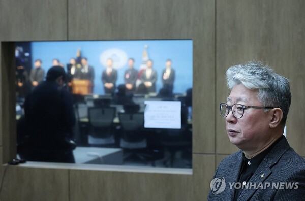 미래대연합 창당을 준비 중인 조응천 의원이 16일 국회에서 열린 탈당 기자회견에 참석해 더불어민주당 청년당원들을 바라보고 있다. [사진=연합뉴스]