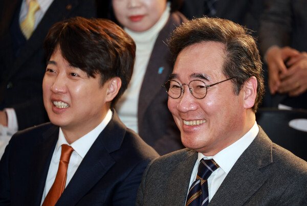 더불어민주당을 탈당한 이낙연 전 대표가 16일 오후 서울 동작구 서울여성플라자에서 열린 새로운미래 출범식에서 개혁신당(가칭) 이준석 정강정책위원장과 함께 웃고 있다. [사진=연합뉴스]