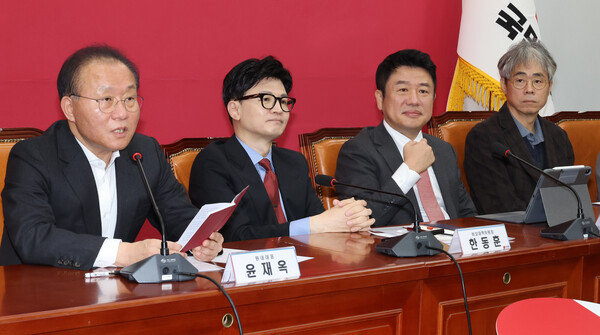 국민의힘 윤재옥 원내대표가 18일 국회에서 열린 비대위 회의에서 발언하고 있다. 왼쪽부터 윤 원내대표, 한동훈 비대위원장, 유의동 정책위의장, 김경율 비대위원(사진=연합)