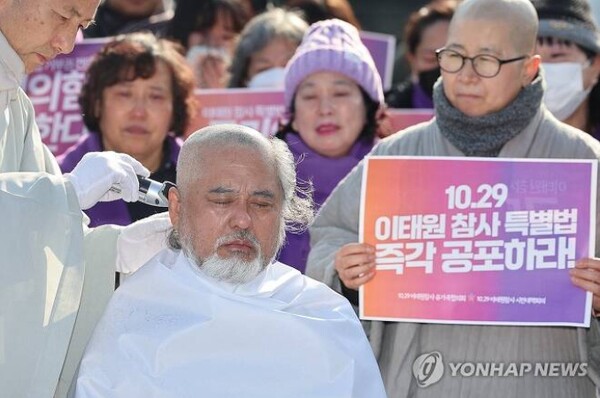 국민의힘이 '이태원특별법'에 대해 '총선정챙법'이라며 대통령에게 거부권 행사를 요구하기로 결정하자, 유족들은  눈물의 '삭발투쟁'을 결행했다. 이들은 "참으로 비정한 정치세력"이라고 분노했다. [사진=연합뉴스]