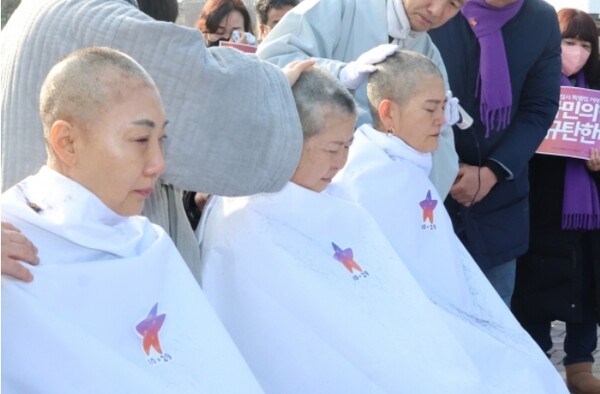 유가족들은 18일 '삭발' 항의를 하며 "대통령이 거부권행사를 말라"고 촉구했다. [사진=연합뉴스]