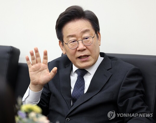 더불어민주당 이재명 대표가 18일 국회 당 대표실에서 부산 가덕도 피습 현장에 있었던 기자들과 차담회를 진행하고 있다. [사진=연합뉴스]