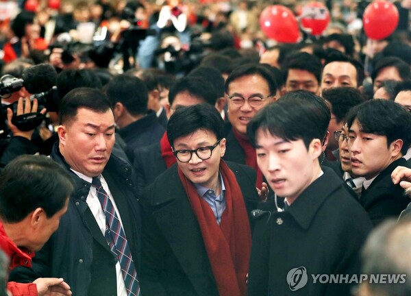 한동훈 비상대책위원장이 4월 총선을 진두지휘하는 가운데 당내 '친한(親韓)' 라인을 구축하며 차기 대권을 염두에 두는 모습을 보이자 용산 대통령실이 제동을 걸고 나섰다.한 위원장의 '아이돌급 인기몰이'로 전국 순회현장은열기가 뜨거웠다.  [사진=연합뉴스]