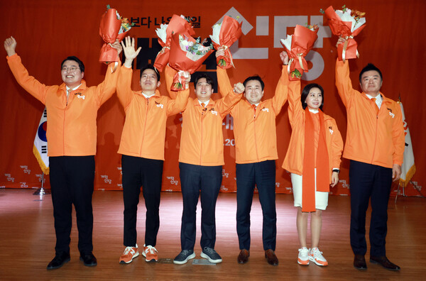 개혁신당 이준석 대표와 당 지도부가 20일 오후 서울 국회 의원회관에서 열린 개혁신당 중앙당 창당대회에서 함께 기념촬영을 하고 있다. 이날 창당대회에서 당 대표로 이준석 정강정책위원장이 선출됐다. 이 대표는 최고위원에 천하람·허은아·이기인 공동창당준비위원장을, 정책위의장에 김용남 전략기획위원장을 임명했다. [사진=연합뉴스]