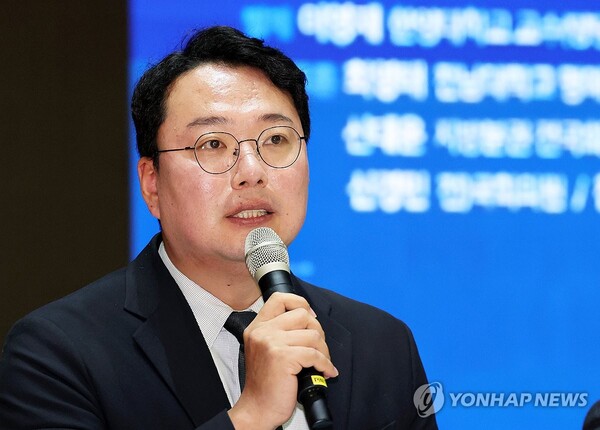 천하람 개혁신당 창당준비위원장이 지난 8일 오전 광주 동구 전일빌딩245에서 열린 '거대양당의 극단적 대립과 정치혁신'토론회에서 발언하고 있다. [사진=연합뉴스]