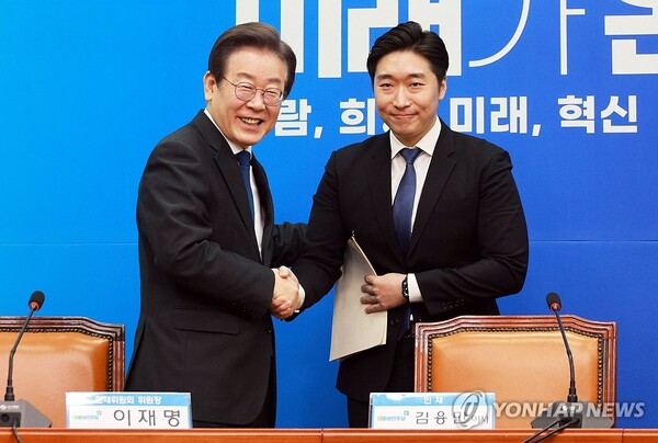 더불어민주당 이재명 대표가 지난 17일 오전 국회에서 열린 인재환영식에서 대한민국임시정부기념사업회 김용만 이사와 악수하고 있다. 이날 인재로 영입된 김 이사는 백범 김구 선생의 증손자이다. [사진=연합뉴스]