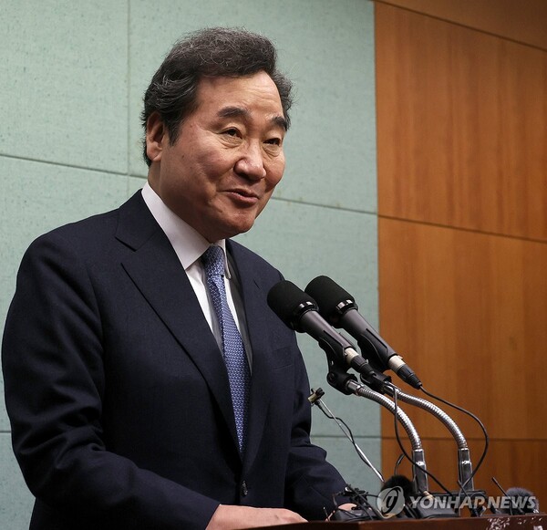 이낙연 새로운미래 인재영입위원장이 21일 오전 전북도의회에서 신당창당과 관련 기자회견을 하고 있다. 이날 오후 광주에도 방문하여 호남 순회를 했다. 이 위원장은 '광주출마' 가능성을 열어두었다. [사진=연합뉴스]