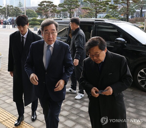 이낙연 새로운미래 인재영입위원장이 21일 기자회견을 위해 전북도의회에 들어서고 있다. [사진=연합뉴스]