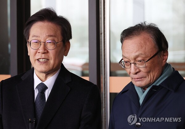 더불어민주당 이재명 대표(왼쪽)가 21일 서울 여의도 한 식당에서 이해찬 전 대표와 회동한 뒤 브리핑을 하고 있다. [사진=연합뉴스]