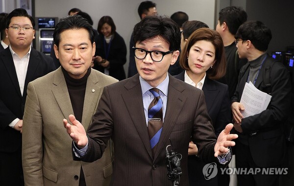  국민의힘 한동훈 비상대책위원장이 19일 서울 중구 정보통신기술 전문기업 더비즈온에서 '함께하는 AI의 미래' 민당정 간담회 후 기자들의 질문에 답하고 있다. [사진=연합뉴스]