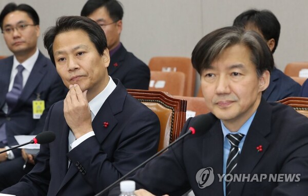 임종석 전 대통령 비서실장(왼쪽)과 조국 전 청와대 민정수석이 2018년 12월31일 오후 열린 국회 운영위원회 전체회의에서 의원들의 질의를 듣고 있다. [사진=연합뉴스]