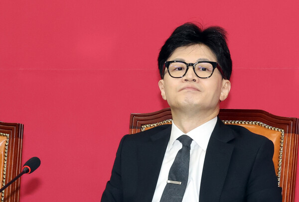 국민의힘 한동훈 비상대책위원장이 22일 국회에서 비대위 회의를 하고 있다. 한 위원장은 이날 출근길에서 기자들의 대통령실 사퇴 요구에 대한 질문에 "제 임기는 총선 이후까지 이어지는 것으로 안다"고 말했다. [사진=연합뉴스]