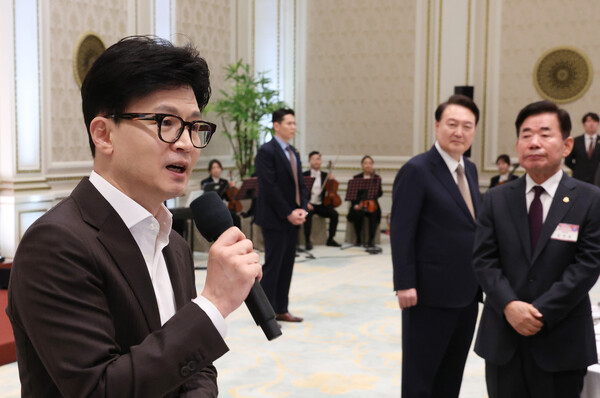 국민의힘 한동훈 비상대책위원장이 3일 청와대 영빈관에서 열린 2024년 신년인사회에서 신년 덕담을 하고 있다. [사진=대통령실통신사진기자단/연합뉴스] 
