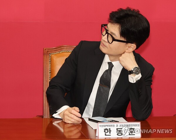 국민의힘 한동훈 비상대책위원장이 22일 국회에서 열린 인재영입 환영식에서 고동진 전 삼성전자 사장의 인사말을 듣고 있다. [사진=연합뉴스]