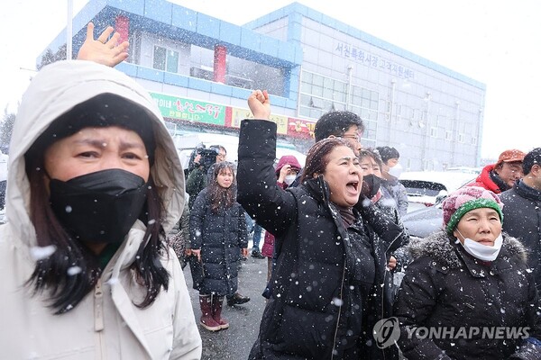 화재 피해 상인은 만나지 않은 것으로 드러나 재해 현장을 '화해' 무대로 이용한 것 아니냐는 비판이 나오고 있다 [사진=연합뉴스]