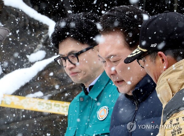 윤석열 대통령이 23일 충남 서천군 서천읍 서천특화시장 화재 현장에서 국민의힘 한동훈 비상대책위원장과 만나 함께 현장을 점검하고 있다. [사진=연합뉴스]