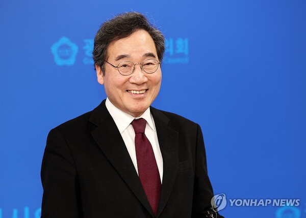 이낙연 새로운미래 인재영입위원장이 24일 오후 광주시의회 기자실에서 열린 간담회에서 미소를 짓고 있다. [사진=연합뉴스]