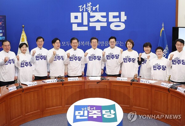 24일 국회에서 열린 더불어민주당 새 PI 선포식에서 이재명 대표와 홍익표 원내대표 등이 새 로고 앞에서 포즈를 취하고 있다. [사진=연합뉴스]