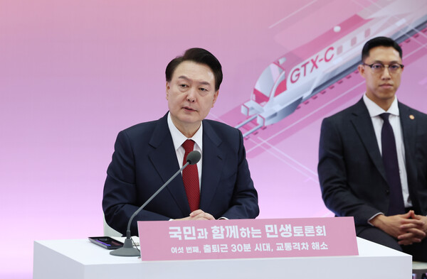 윤석열 대통령이 25일 경기도 의정부시청 대강당에서 열린 '국민과 함께하는 민생토론회 - 여섯 번째, 출퇴근 30분 시대, 교통격차 해소'에서 발언하고 있다.[사진=연합뉴스]