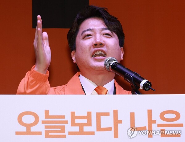 개혁신당 이준석 대표가 20일 오후 서울 국회 의원회관에서 열린 개혁신당 중앙당 창당대회에서 대표자 수락 연설을 하고 있다. [사진=연합뉴스]