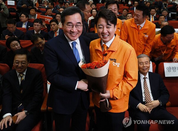 오는 4월 10일 치러지는 총선에서 제3지대 신당 지지율이 24%를 기록했다는 여론조사 결과가 나왔다 [사진=연합뉴스]