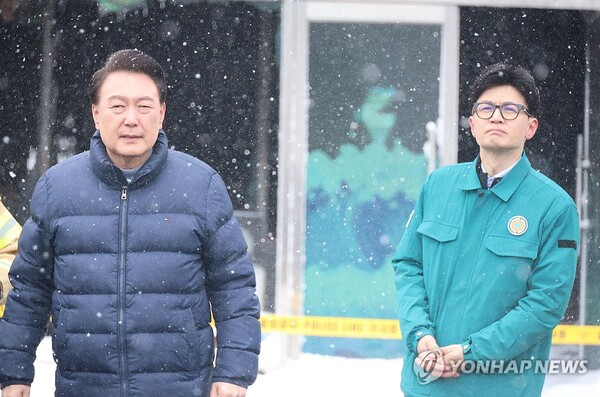 '김건희, 사천' 문제로 정면 충돌했던 윤한갈등은 지난 23일 폭설 속에 '서천 봉합'으로 일단 넘겼다. 그러나 윤-한 정면충돌로 한 위원장에 대한 민심과 당심을 얻으며 차기 대권주자로 올라서고 있다. [사진=연합뉴스]