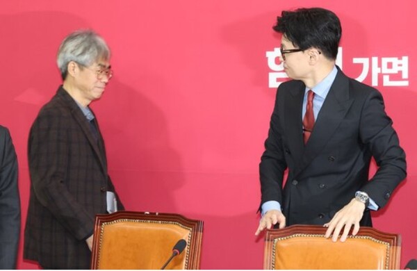 한동훈 비대위원장과 김경율 비대위원. 한 위원장은 김 비대위원의 사퇴 요구에 대해 "들은 바 없다"고 일축했다. [사진=연합뉴스]