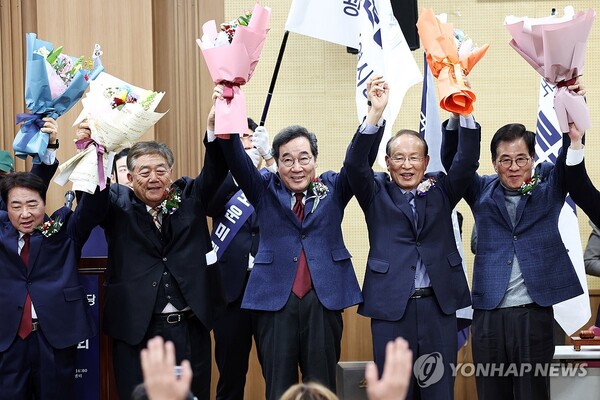 이낙연 새로운미래 인재영입위원장이 27일 오후 광주 서구 김대중컨벤션센터에서 열린 새로운미래 광주광역시당 창당대회에 참석해 인사하고 있다. [사진=연합뉴스]