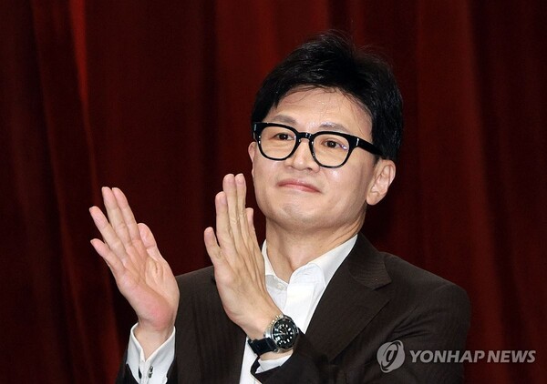 국민의힘 한동훈 비상대책위원장이 24일 서울 숭실대학교 한경직기념관에서 '함께하는 대학생의 미래'를 주제로 열린 대학생 현장간담회에서 박수치고 있다. [사진=연합뉴스]