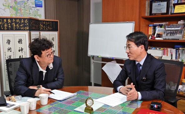 미래대연합 공동대표인 이원욱(3선·경기 화성을) 의원은 26일 오후 국회 의원회관에서 진행한 김능구 폴리뉴스 대표와의 정국인터뷰에서 더불어민주당을 탈당한 배경에 대해 “여기서는 희망이 없다고 최종적으로 판단했다. 나오고 나니까 너무 마음이 편하다”고 밝혔다. [사진=전희재 폴리뉴스 PD]