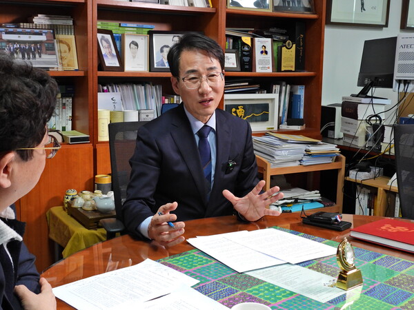 이원욱 의원은 김건희 여사 논란에 대해 “시간이 지난다고 해결될 문제가 아니고, 오히려 총선에 가까워져 올수록 더 증폭될 가능성이 있다. 사라지지 않는 여권의 선거 최대 리스크 요인일 것”이라고 말했다. [사진=전희재 폴리뉴스 PD]