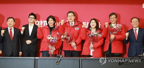 국민의힘 한동훈 비상대책위원장이 29일 오전 여의도 중앙당사에서 열린 국민인재 영입 환영식에서 영입인재들과 기념촬영을 하고 있다. 왼쪽부터 국민의힘 이철규 인재영입위원장, 한 위원장, 진양혜 전 아나운서, 신동욱 TV조선 전 앵커, 이레나 이화여대 의학전문대학원원 의공학교실 교수, 하정훈 대한소아청소년 개원의사회 부회장, 윤재옥 원내대표. [사진=연합뉴스]