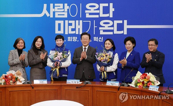 더불어민주당 이재명 대표가 29일 국회에서 열린 11·12차 인재영입식에서 이지은 전 총경, 백승아 전 교사와 함께 기념촬영을 하고 있다. 왼쪽부터 강민정·이재정 의원, 이지은 전 총경, 이재명 대표, 백승아 전 교사, 남인순 의원, 김성환 인재위원회 간사. [사진=연합뉴스]