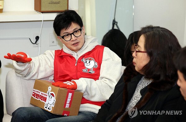 국민의힘 한동훈 비상대책위원장이 31일 경기도 수원시의 한 카페에서 열린 '구도심 함께 성장' 공약 발표 행사에서 주민들과 대화하고 있다. [사진=연합뉴스]