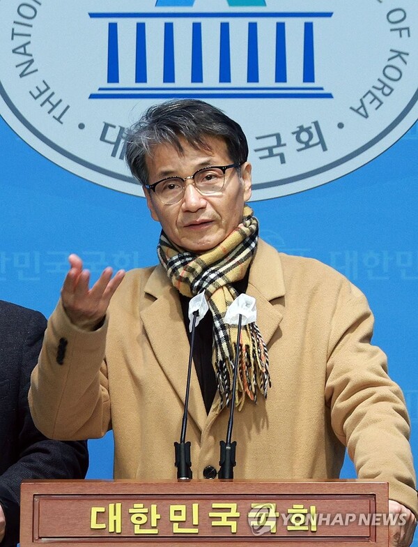 최재영 목사가 지난 22일 오후 소통관에서 열린 김건희 특검법 즉각 수용 촉구 기자회견에서 발언하고 있다. [사진=연합뉴스]