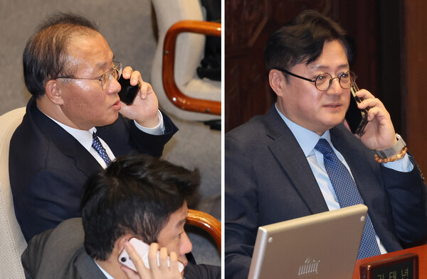 1일 국회 본회의에서 국민의힘 윤재옥 원내대표와 더불어민주당 홍익표 원내대표이 통화하고 있다. 같은 시간 통화하고 있었지만 상대방은 확인할 수 없다. [사진=연합뉴스]