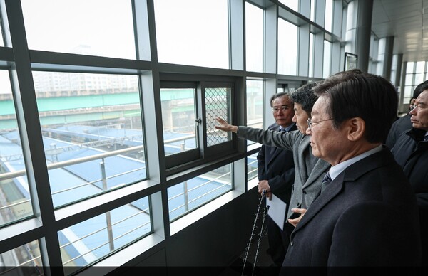 더불어민주당 이재명 대표가 1일 신도림역에서 지상철도를 살펴보고 있다. [사진=민주당 홈페이지]