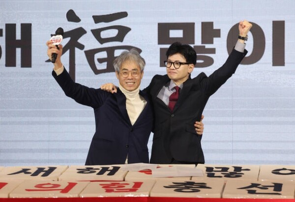 한동훈 비대위원장은 지난 1월17일 마포구에서 열린 서울시당 신년 인사에서 김경율 비대위원을 '마포을 출마'로 발표하면서 '한동훈 사천'논란에 휩싸였다. 또한 같은 17일 오전 JTBC 유튜브에서 김건희 여사 명품백 수수에 대한 '사과' 애기를 하며 '마리 앙투와네트'를 거론하면서 '尹-韓 정면충돌'이 일어났다. [사진-연합뉴스]