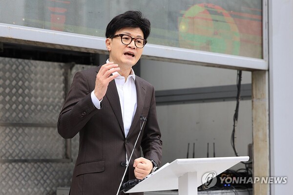 국민의힘 한동훈 비상대책위원장이 3일 오후 경기도 김포시 라베니체광장에서 열린 김포-서울 통합 염원 시민대회에 참석해 발언하고 있다. [사진=연합뉴스]